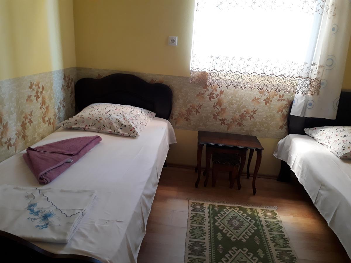 Guest House Nino Батуми Екстериор снимка