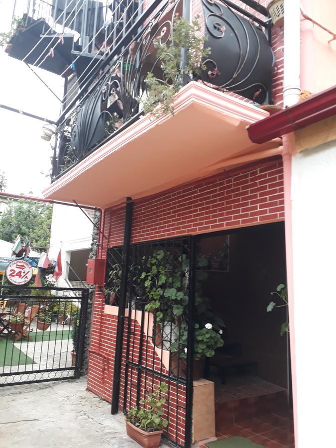Guest House Nino Батуми Екстериор снимка