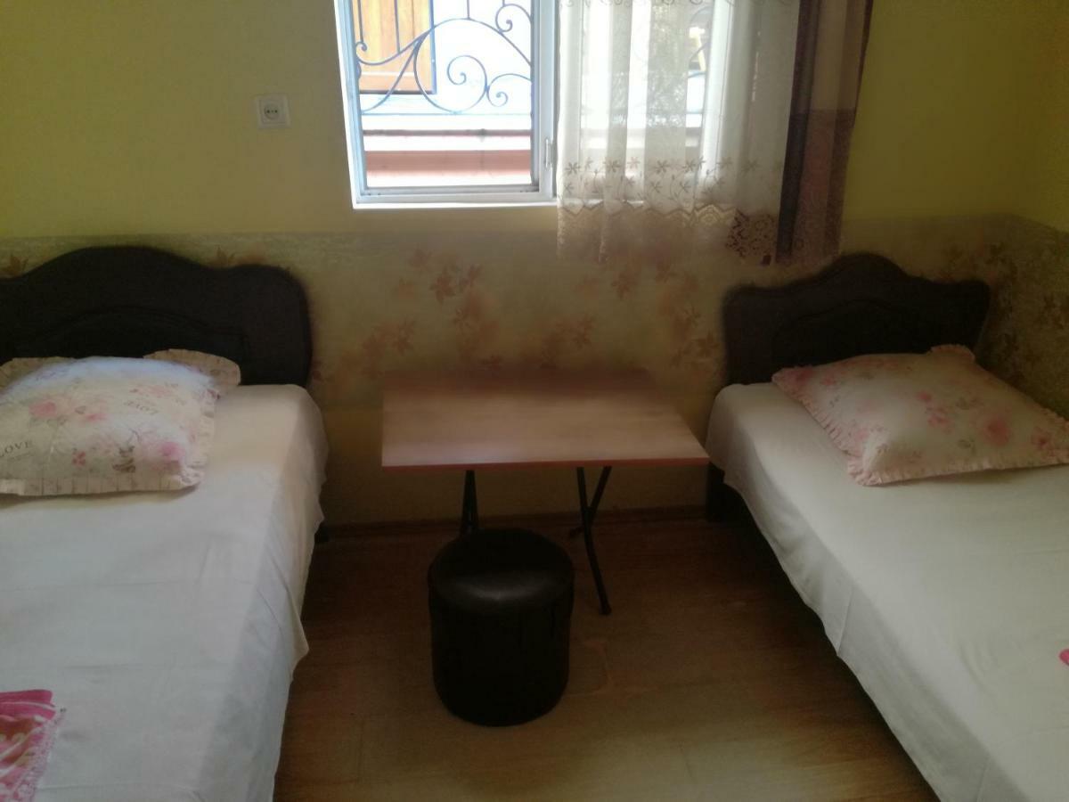 Guest House Nino Батуми Екстериор снимка